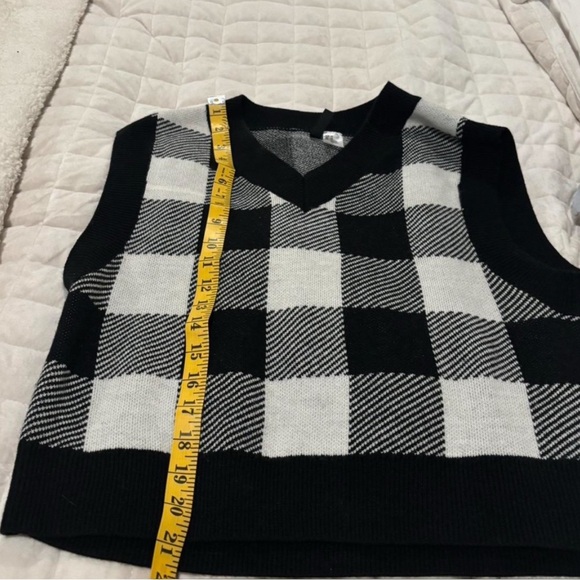 H&M Black and White V-Neck Sweater - Picture 3 of 4